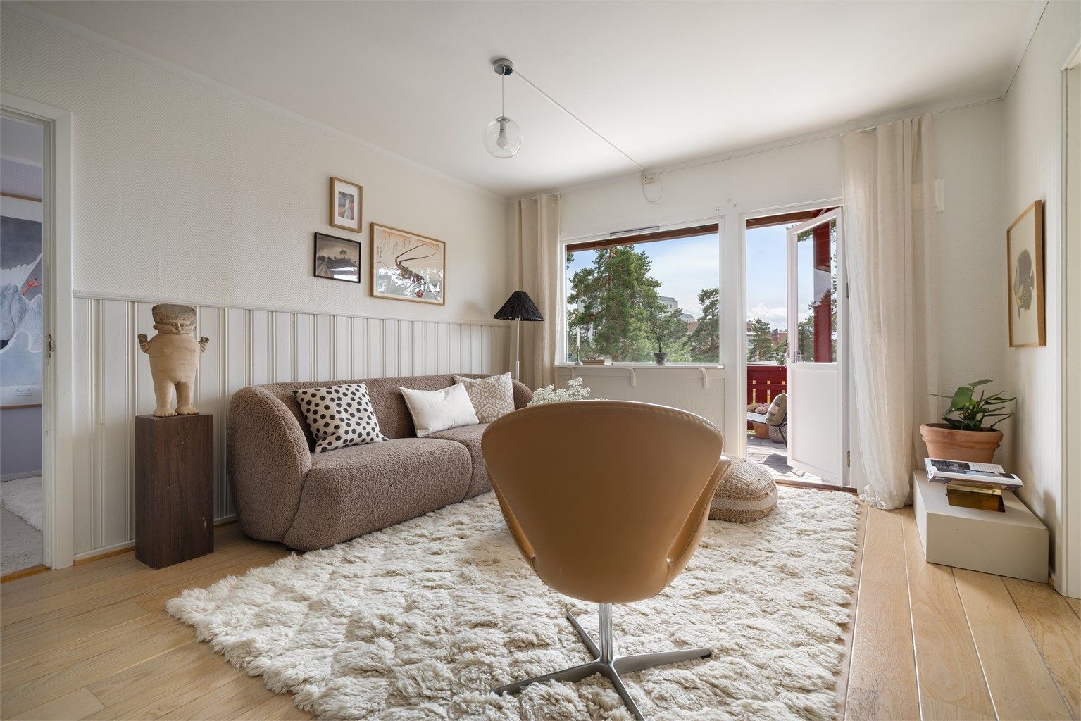 Lun stue med en lys og luftig romfølelse - ingen gjenboere!