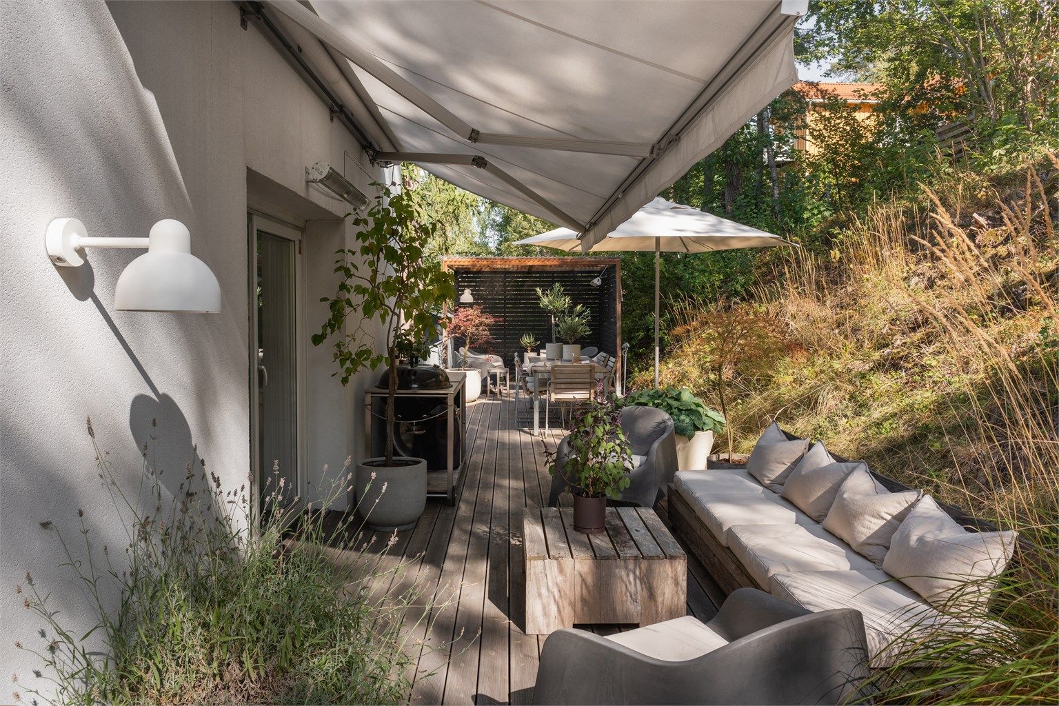  I toppetasjen finner man en praktfull terrasse og balkong på ca. 59 kvm 