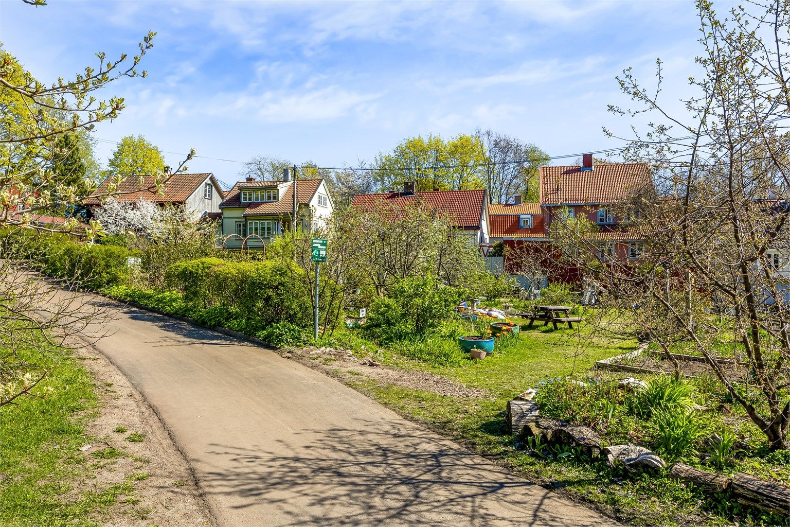 Leiligheten ligger veldig sentralt til i nærheten av Sagene, Iladalen og Grünerløkka, men samtidig tilbaketrukket i rolige omgivelser. Foto: Marit Andersen.