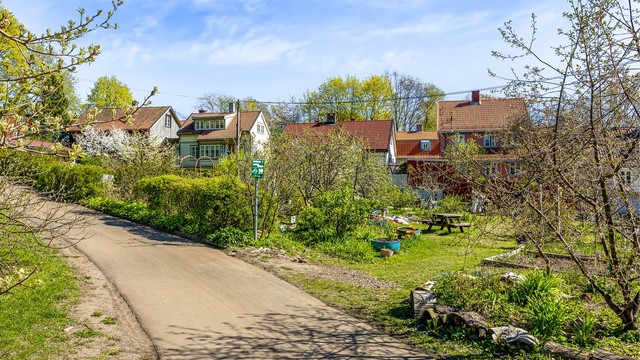 Leiligheten ligger veldig sentralt til i nærheten av Sagene, Iladalen og Grünerløkka, men samtidig tilbaketrukket i rolige omgivelser. Foto: Marit Andersen.