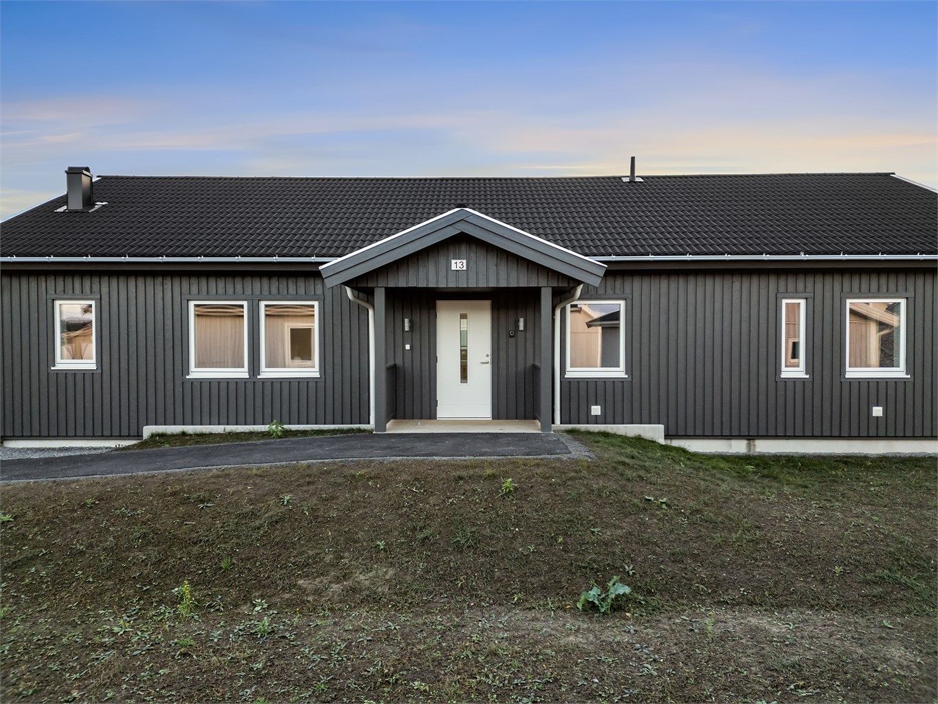 En moderne og luftig enebolig på ett plan med tre soverom som standard, beliggende i et nyere boligfelt på Bjertnestunet. "Linnéa" er perfekt for deg som elsker å invitere venner og familie, med et kjøkken og stue som utgjør husets hjerte.