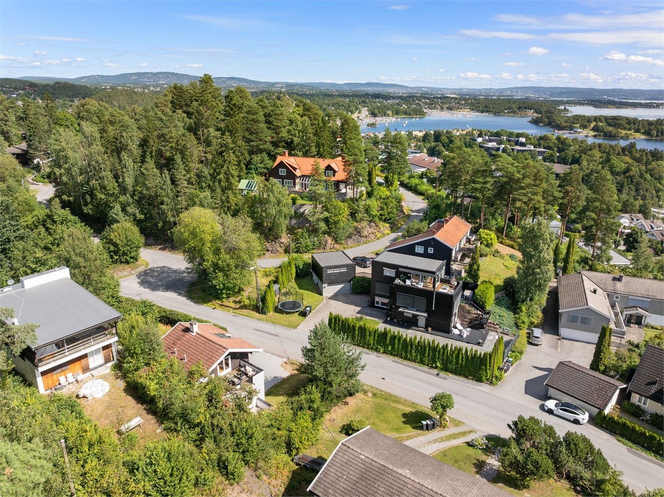 Kort avstand til Kalvøya og fjorden med aktivt sjøliv. Kadettangen/Kalvøya har flotte turmuligheter sommer og vinter