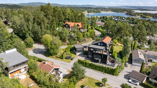 Kort avstand til Kalvøya og fjorden med aktivt sjøliv. Kadettangen/Kalvøya har flotte turmuligheter sommer og vinter