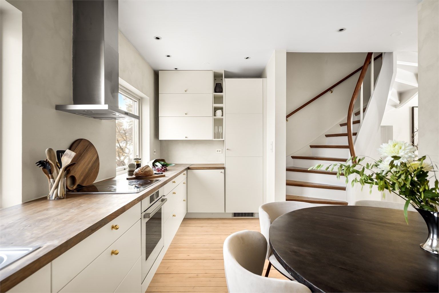 Fra kjøkkenet er det enkel tilgang til trappen som leder opp til andre etasje.