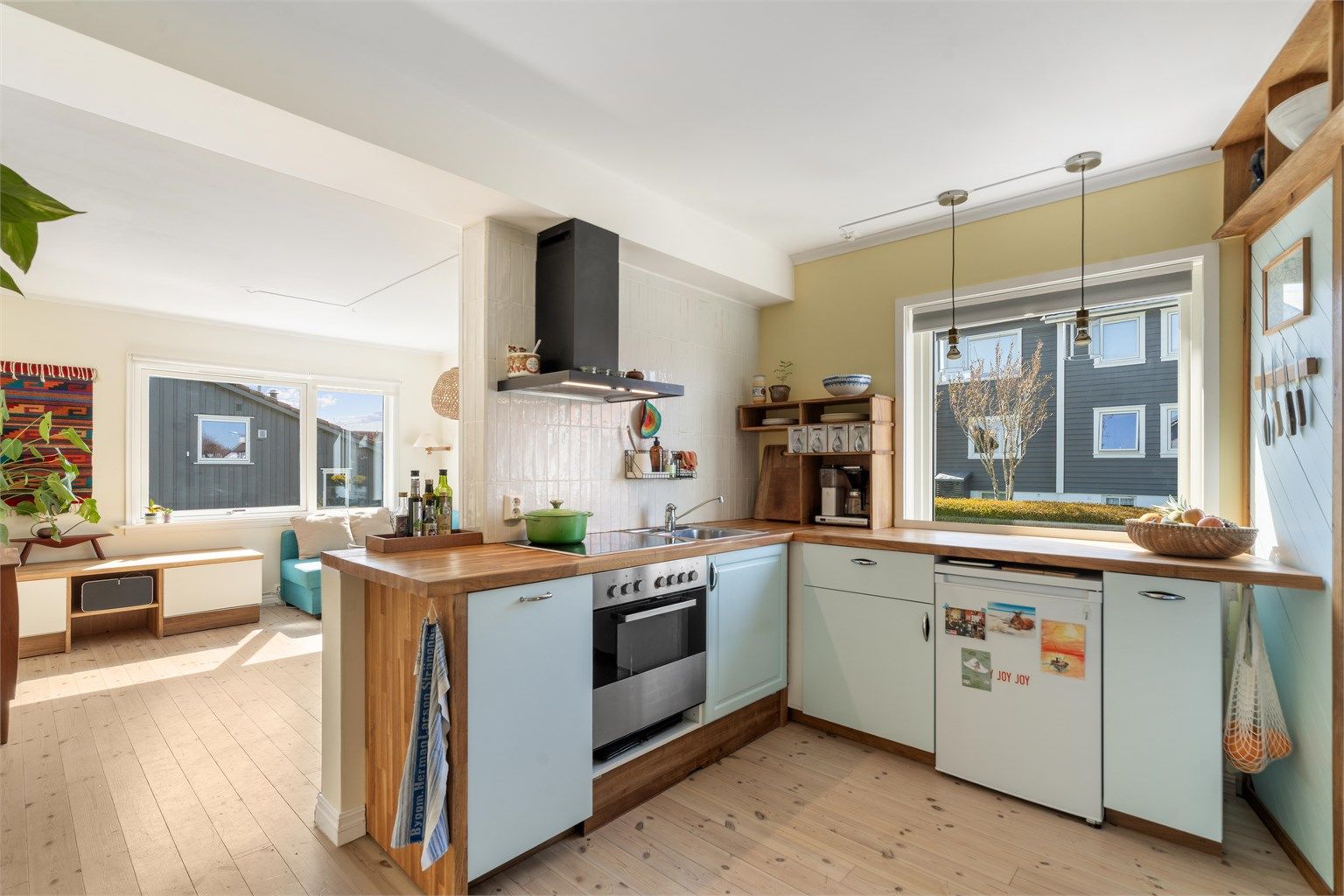 Kjøkkenet ble fornyet i 2025 (satt inn ny oppvaskmaskin, nye skap og skuffer. Kjøleskap fra 2024)