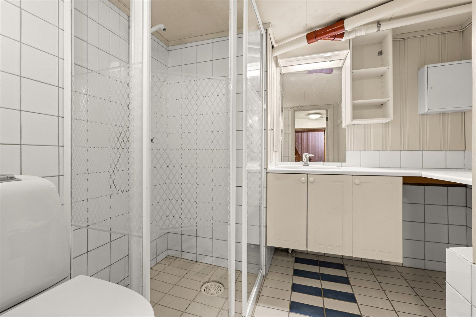 Bad/wc i kjeller (Rommet er byggemeldt som bod og er ikke omsøkt bruksendret)