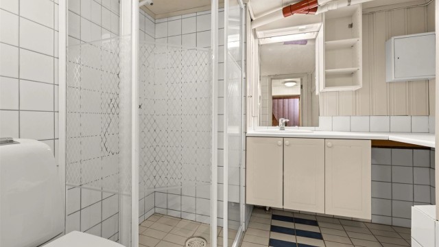 Bad/wc i kjeller (Rommet er byggemeldt som bod og er ikke omsøkt bruksendret)