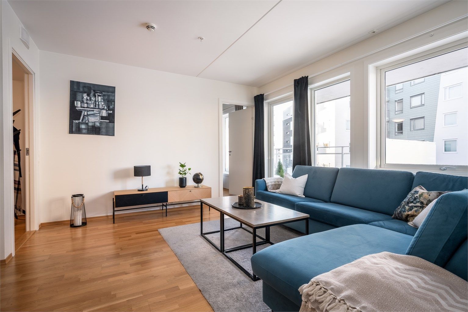 En romslig og lekker leilighet med sentral beliggenhet, bestående av to soverom, åpen stue/kjøkken, bad, bod/walk-in, entré og balkong. Foto: Gutt Foto AS