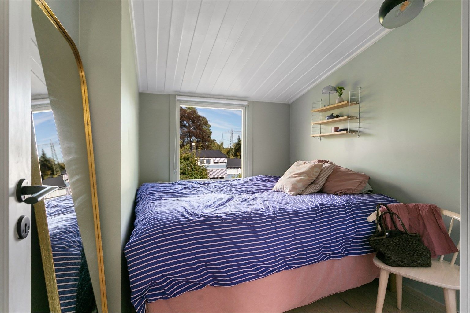 Hovedsoverom med plass til dobbeltseng og panelert himling.