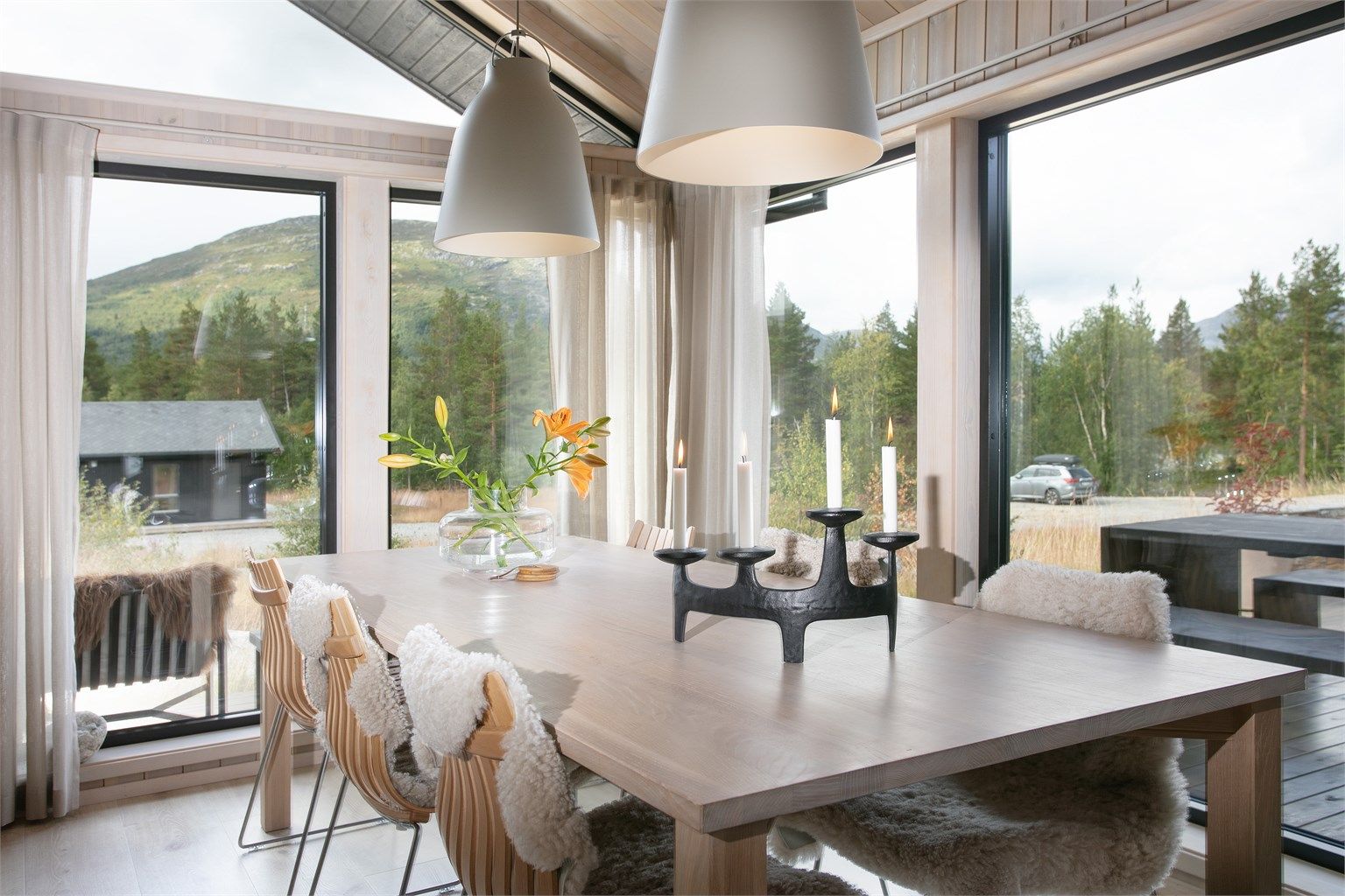 Store vindusflater med 3-lags glass slipper naturen og lyset inn.