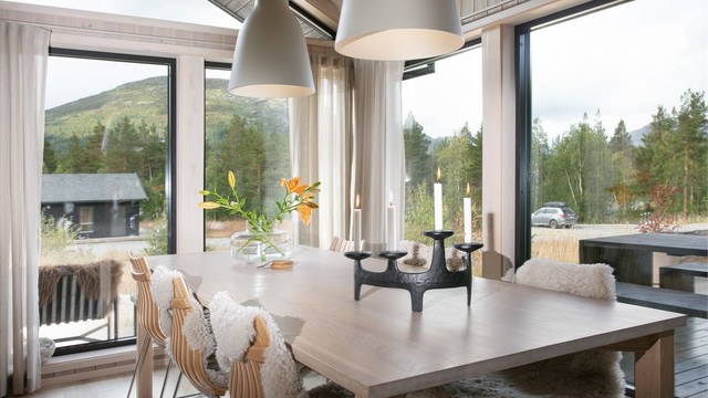 Store vindusflater med 3-lags glass slipper naturen og lyset inn.