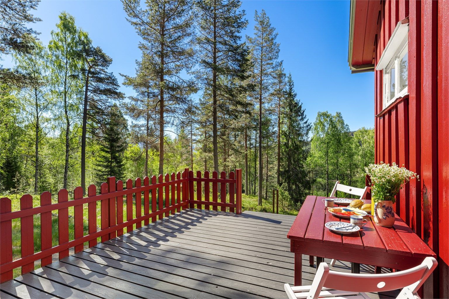 Koselig og solfylt terrasse der man virkelig finner roen.
