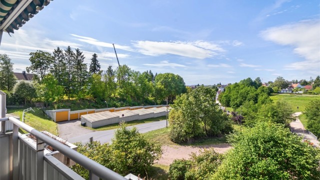 Balkongen vender mot vest og har gode solforhold