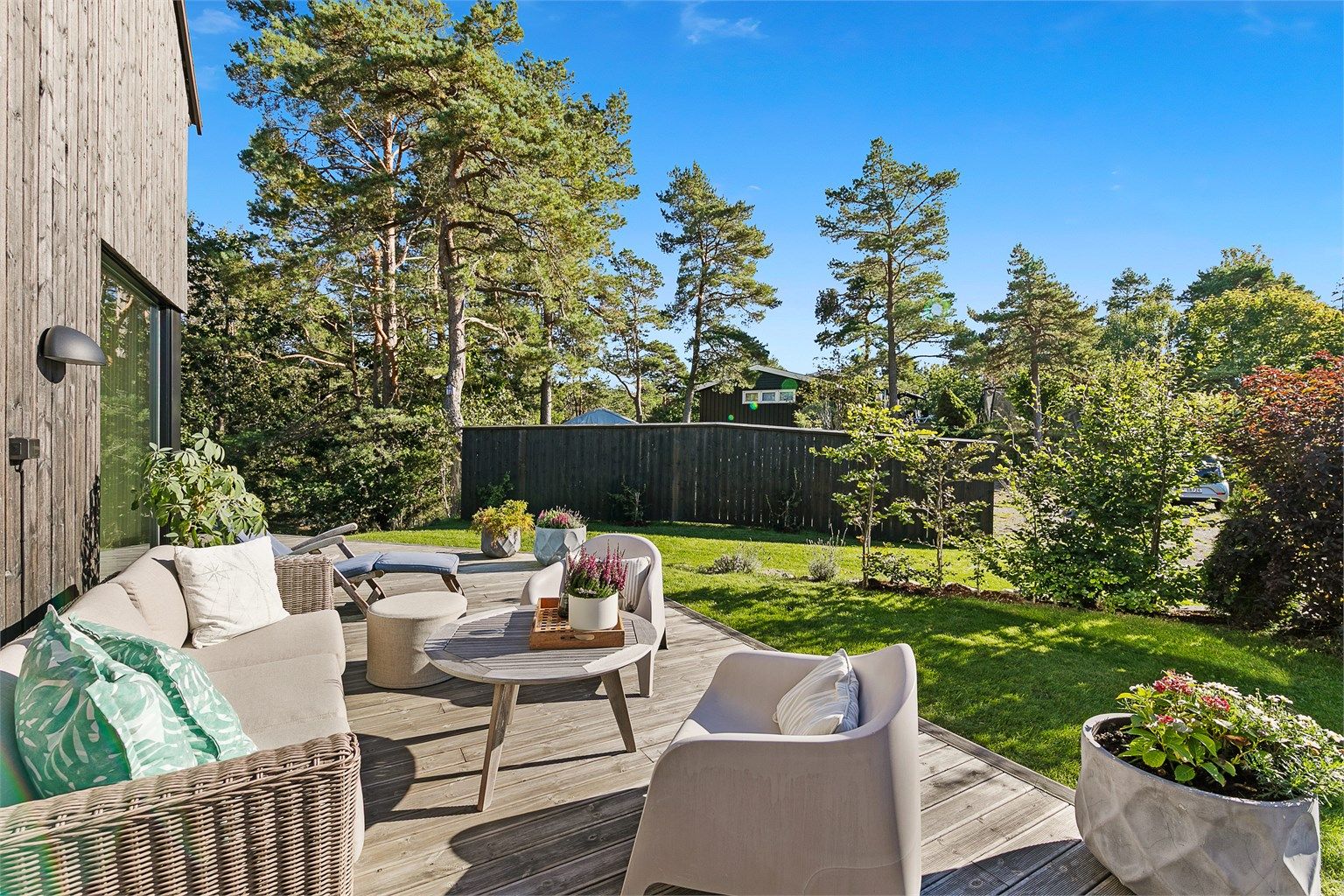  Fra stuen i første etasje er det utgang til to markterrasser i treverk – en på ca. 45 m² med gode solforhold mot øst og sør, og en på ca. 10 m² vendt mot vest.