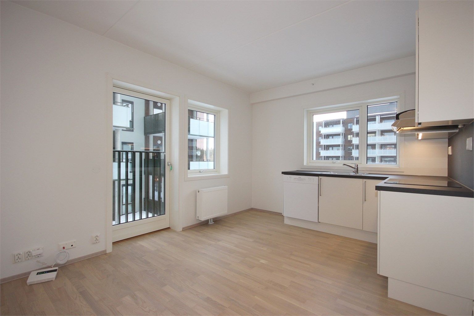 Stue med åpen kjøkkenløsning.