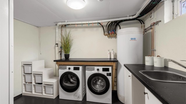 Praktisk separat vaskerom i kjelleretasje. Her er det opplegg for vaskemaskin og tørketrommel