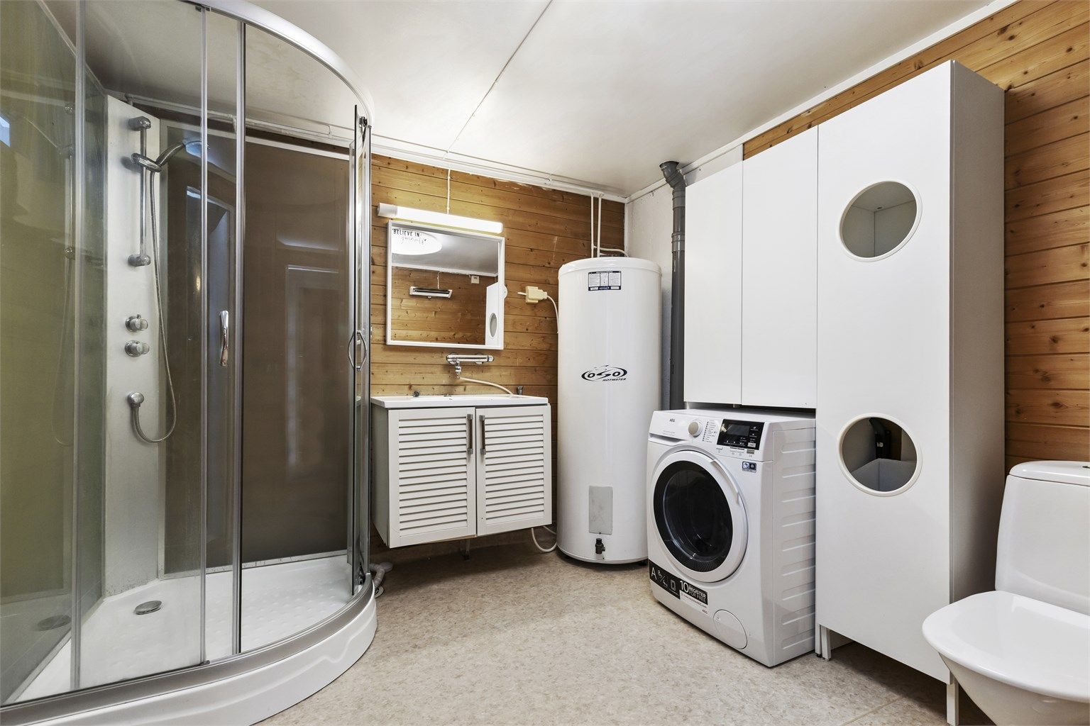 Bad i underetasjen med dusjkabinett, servant og toalett. (tidligere vaskerom i følge byggetegninger, ikke bruksendret)