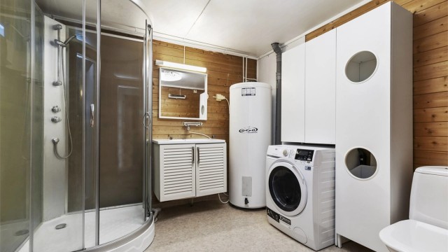 Bad i underetasjen med dusjkabinett, servant og toalett. (tidligere vaskerom i følge byggetegninger, ikke bruksendret)