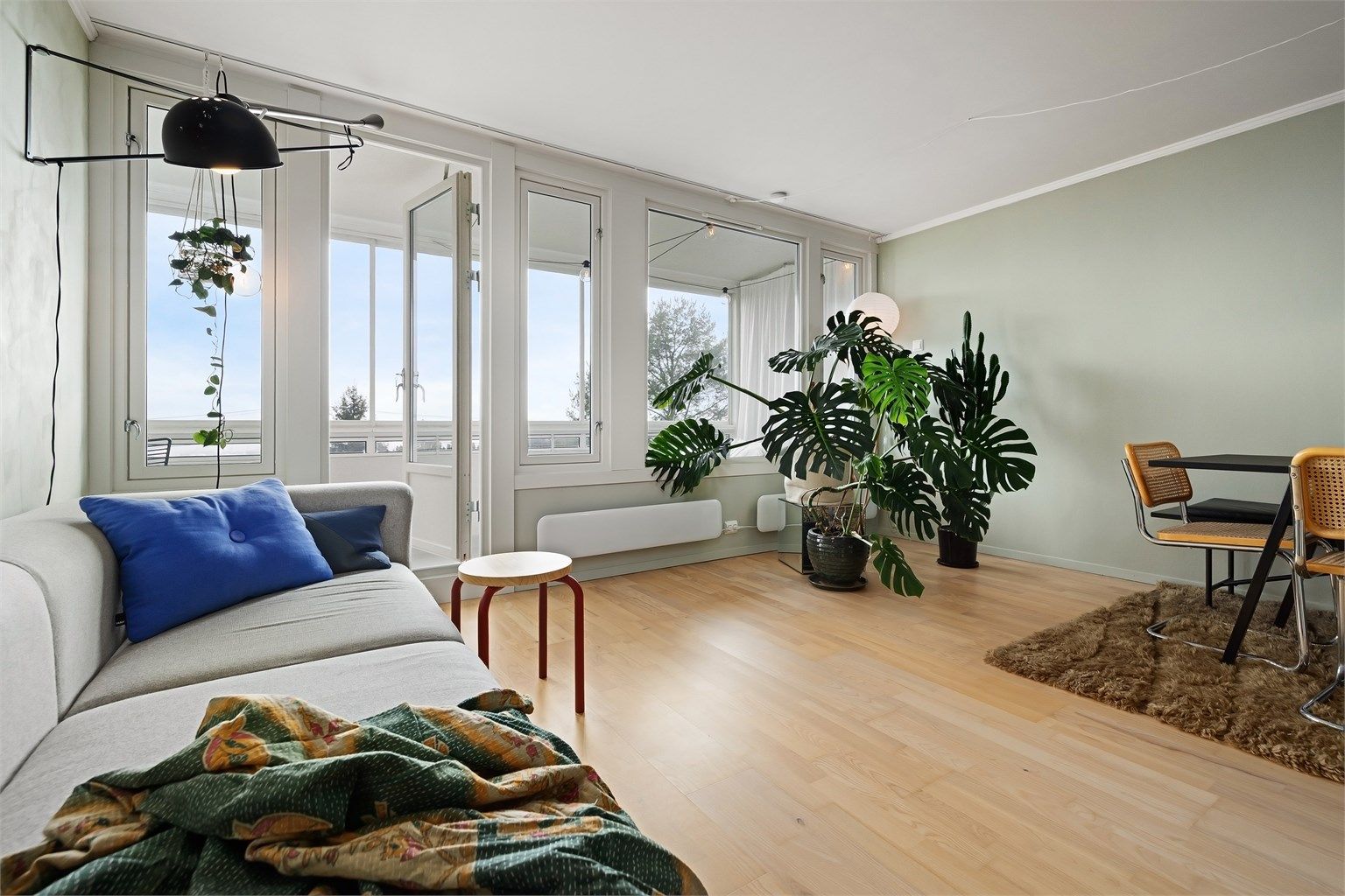 Usjenert beliggenhet kombinert med nydelig utsikt gjør dette til en attraktiv bolig