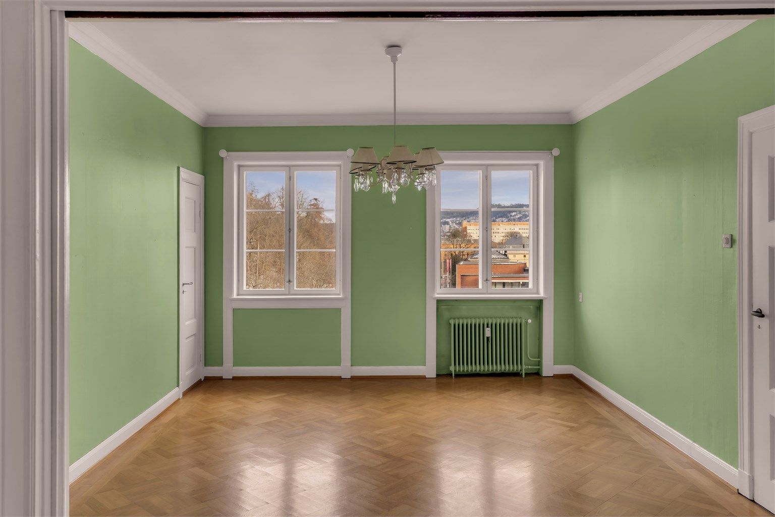 Spisestue. Hjørneleiligheten er gjennomgående med vinduer mot tre himmelretninger og fritt utsyn fra flere rom.