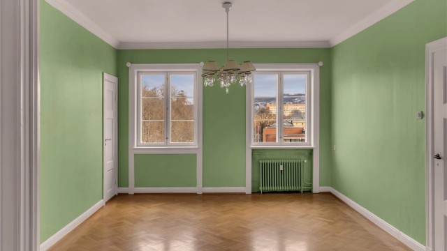 Spisestue. Hjørneleiligheten er gjennomgående med vinduer mot tre himmelretninger og fritt utsyn fra flere rom.