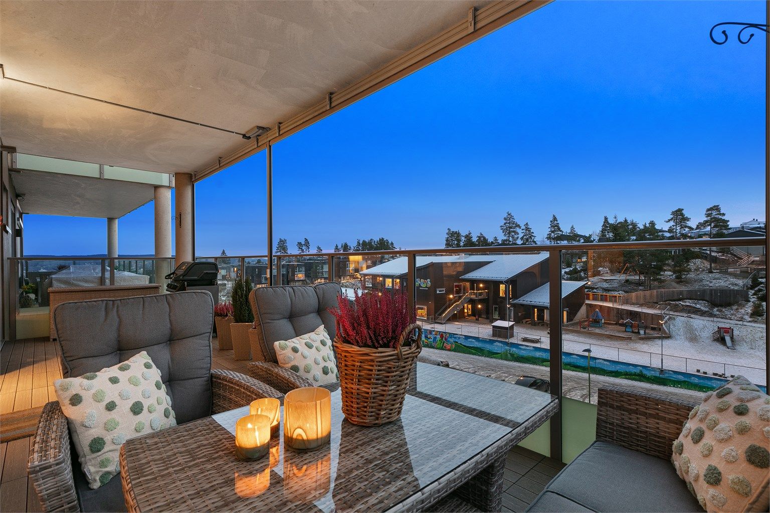 Den romslige balkongen på 21m² gir mulighet for å etablere flere sittegruppe løsninger samt sette inn grillområde.