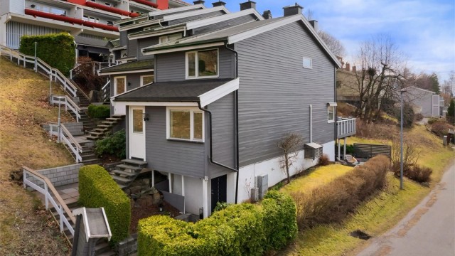 Innholdsrikt og hyggelig enderekkehus beliggende i et meget barnevennlig boligområde på Løkenhavna/Kolsås