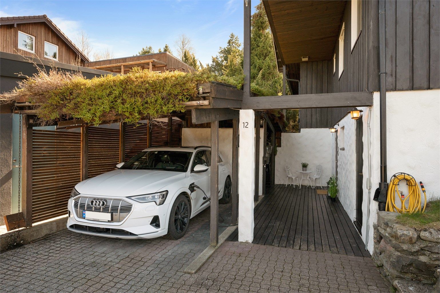 I tillegg til carport har eiendommen tre biloppstillingsplasser.