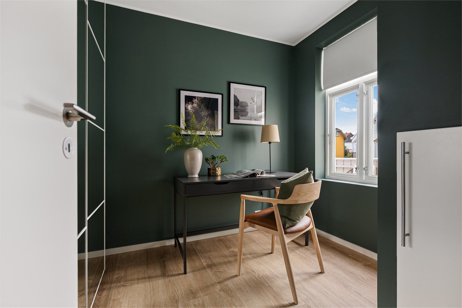 Soverom I ligger ved gang og har vegger malt i en fin grønntone. Her er det også skyvedørsgarderobe med oppbevaring i tillegg til skap i vegg. 