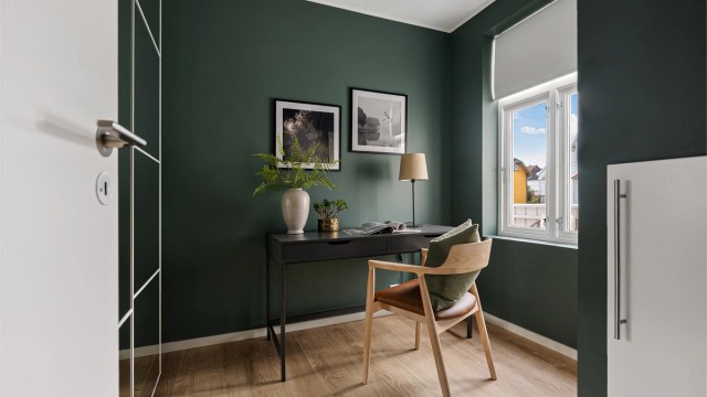 Soverom I ligger ved gang og har vegger malt i en fin grønntone. Her er det også skyvedørsgarderobe med oppbevaring i tillegg til skap i vegg.