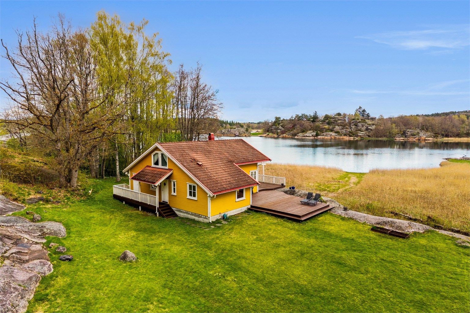 Nydelig naturtomt med stor gressplen som er ypperlig for barnelek og sommeraktiviteter. Helt usjenert og fredelig.
