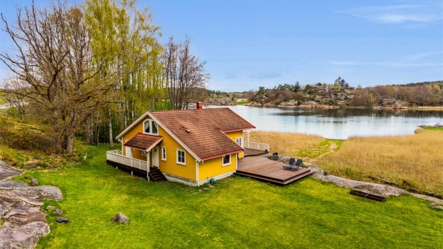 Nydelig naturtomt med stor gressplen som er ypperlig for barnelek og sommeraktiviteter. Helt usjenert og fredelig.