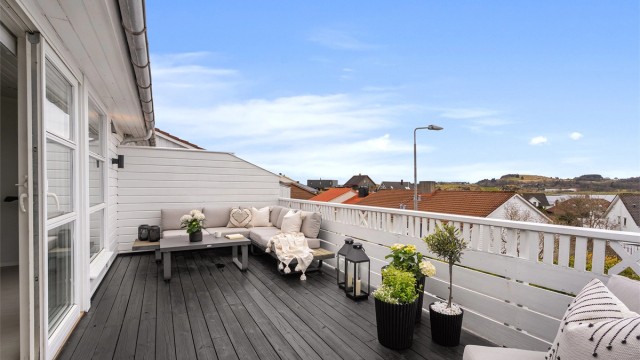 Stor balkong med plass til hagemøbler.