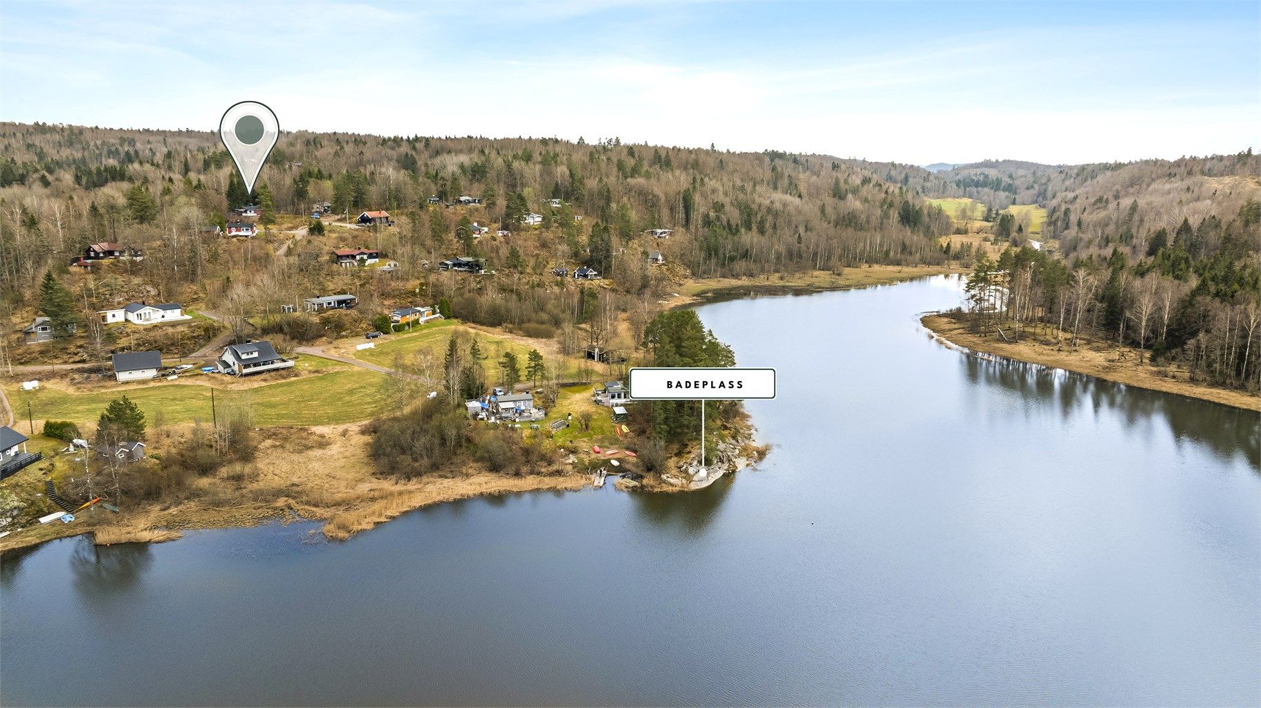 Beliggenheten gir umiddelbar nærhet til naturen, med turstier og badeplass ved Askjemvannet.