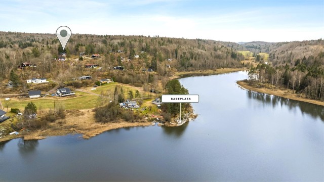 Beliggenheten gir umiddelbar nærhet til naturen, med turstier og badeplass ved Askjemvannet.