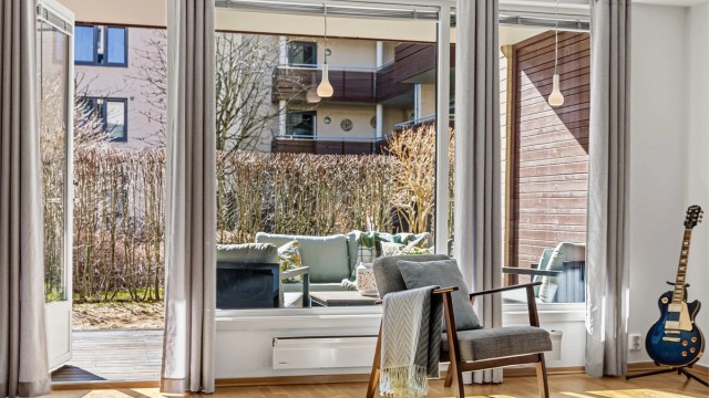 Uteplassen er utstyrt med utelys og stikkontakt, noe som utvider bruksmulighetene utover kvelden.