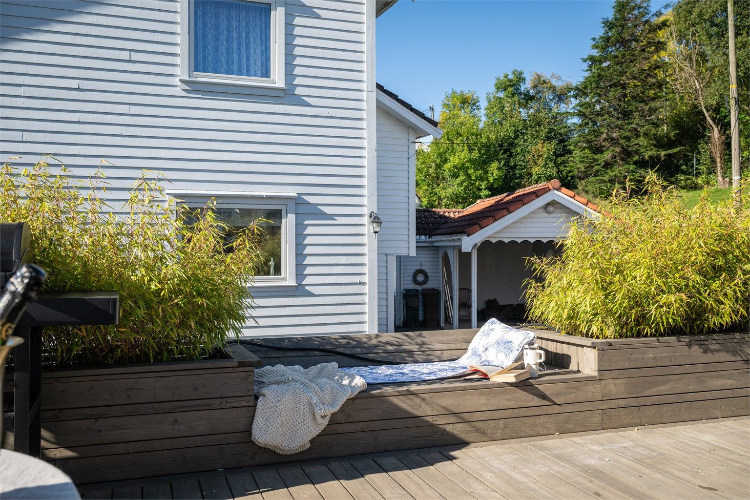 Terrassen er opparbeidet med plantekasser og er delikat delt inn i ulike soner. 