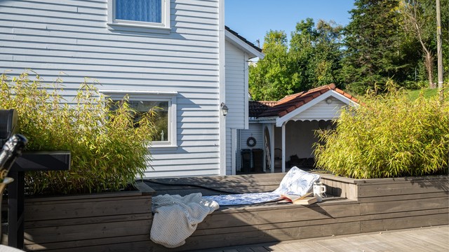 Terrassen er opparbeidet med plantekasser og er delikat delt inn i ulike soner.