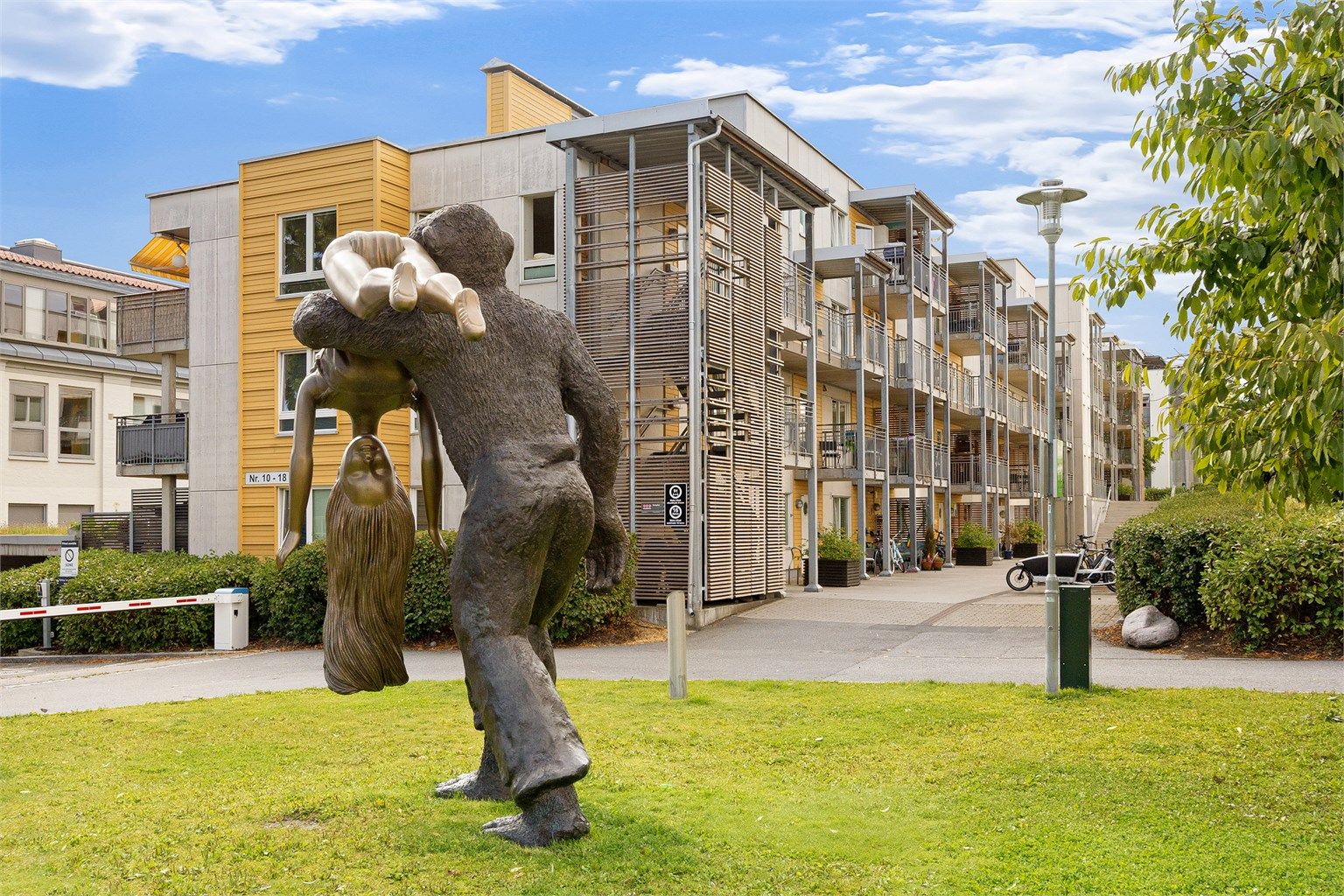 Boligen ligger i 1. og 2. etasje på et bilfritt tun med fantastiske Peer Gynt-parken og lekeplass i enden av sameiet. Perfekt for barnefamiliene. 