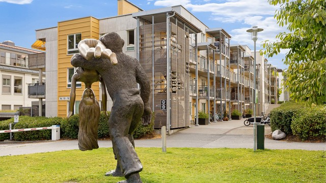 Boligen ligger i 1. og 2. etasje på et bilfritt tun med fantastiske Peer Gynt-parken og lekeplass i enden av sameiet. Perfekt for barnefamiliene.