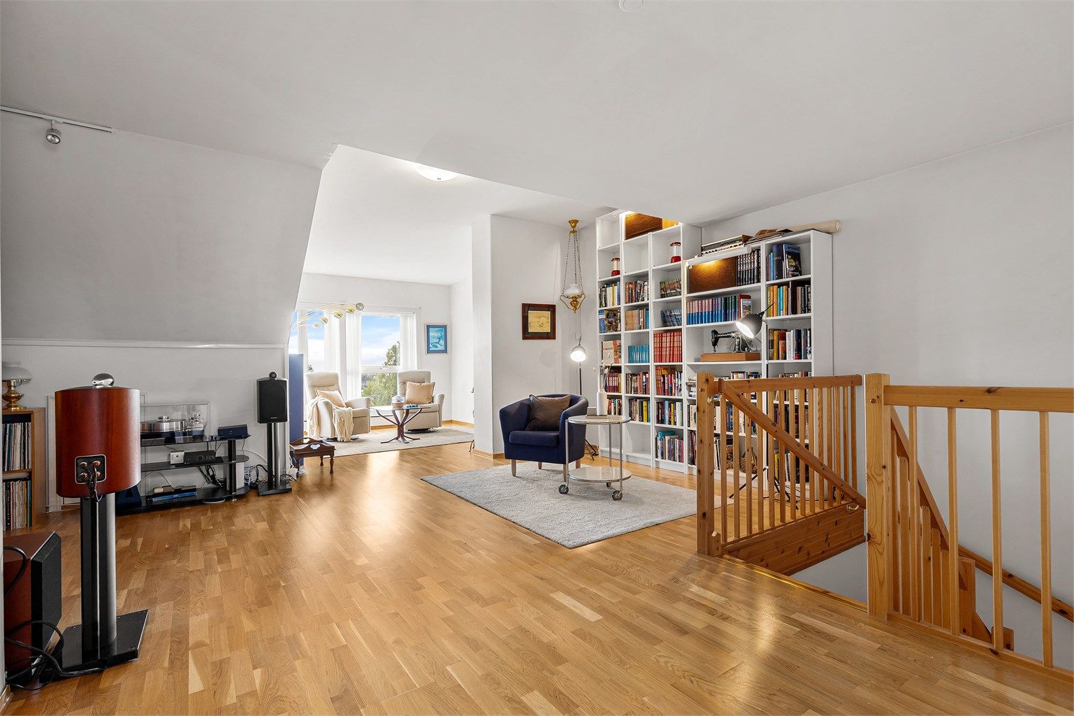 Stor loftsstue med god plass til diverse soner. Deler av loftstuen har god takhøyde, mens andre deler har skråtak. Mange spennende møbleringsmuligheter her!