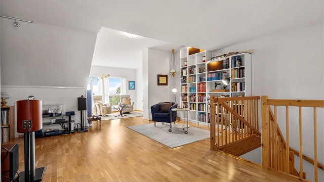 Stor loftsstue med god plass til diverse soner. Deler av loftstuen har god takhøyde, mens andre deler har skråtak. Mange spennende møbleringsmuligheter her!