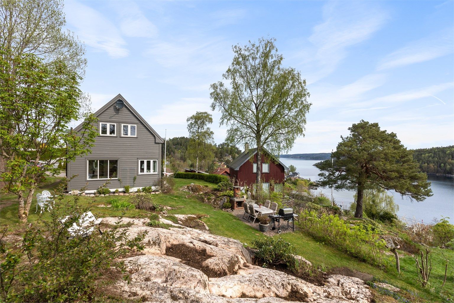 Tomten er pent opparbeidet med flotte grøntarealer, berg/fjell og diverse beplantning