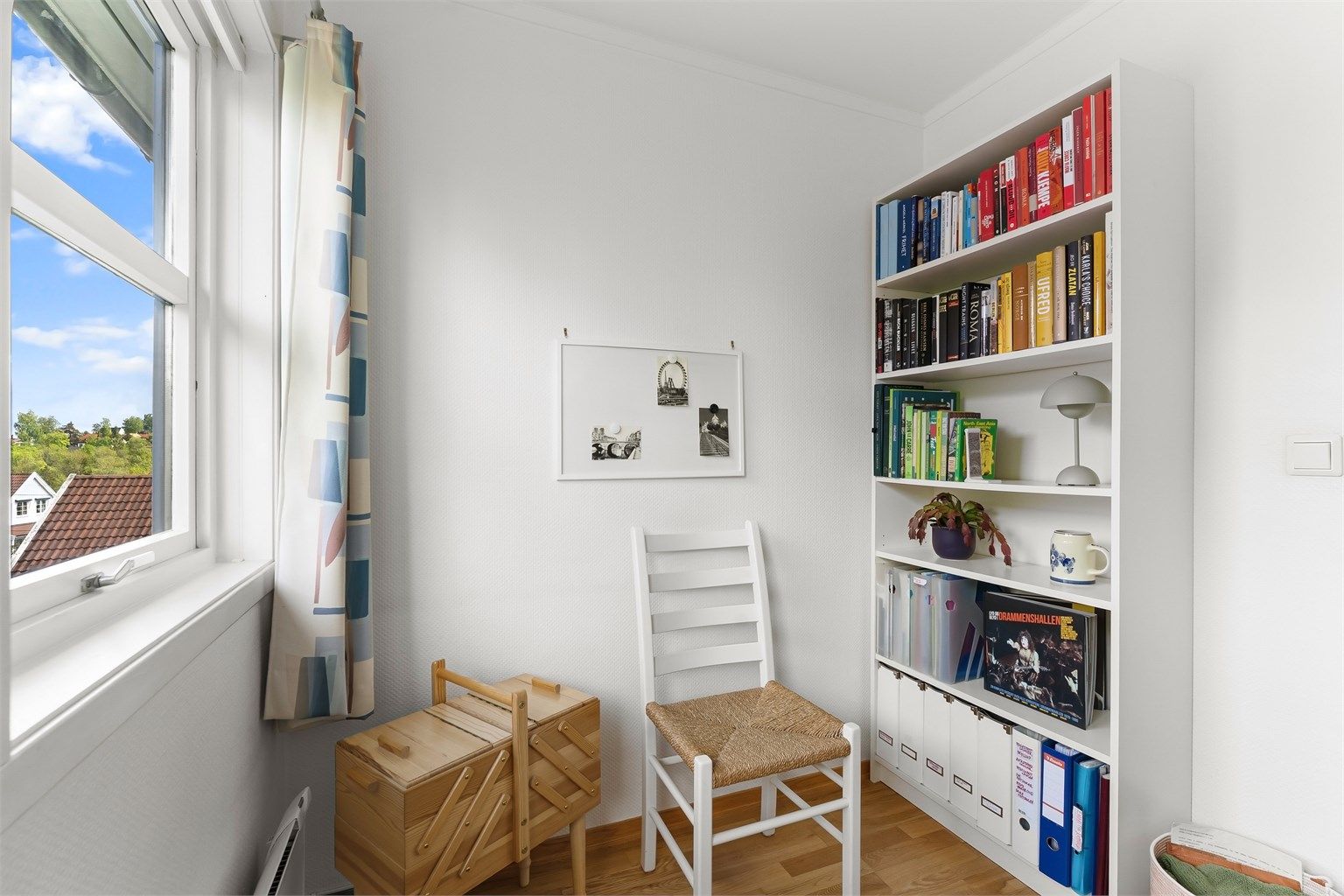 Fin plass for skrivebord og bokhyller.