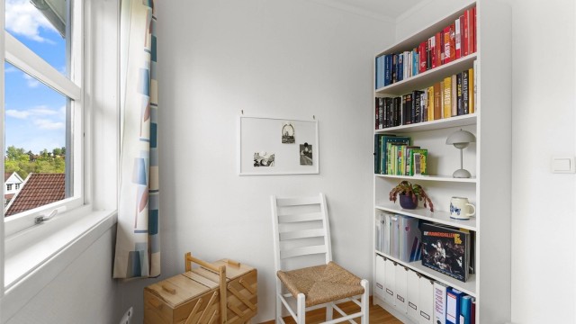 Fin plass for skrivebord og bokhyller.