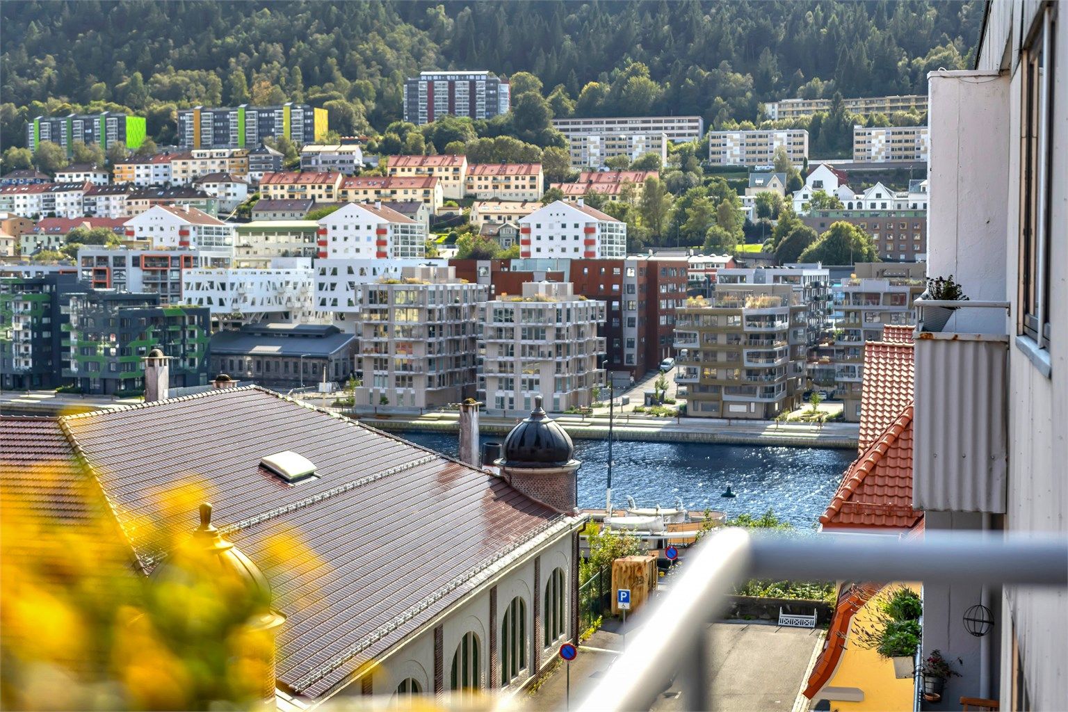 Leiligheten har en utmerket beliggenhet i byggets 6. etasje. Usjenert balkong med gode solforhold og en fantastisk utsikt. 