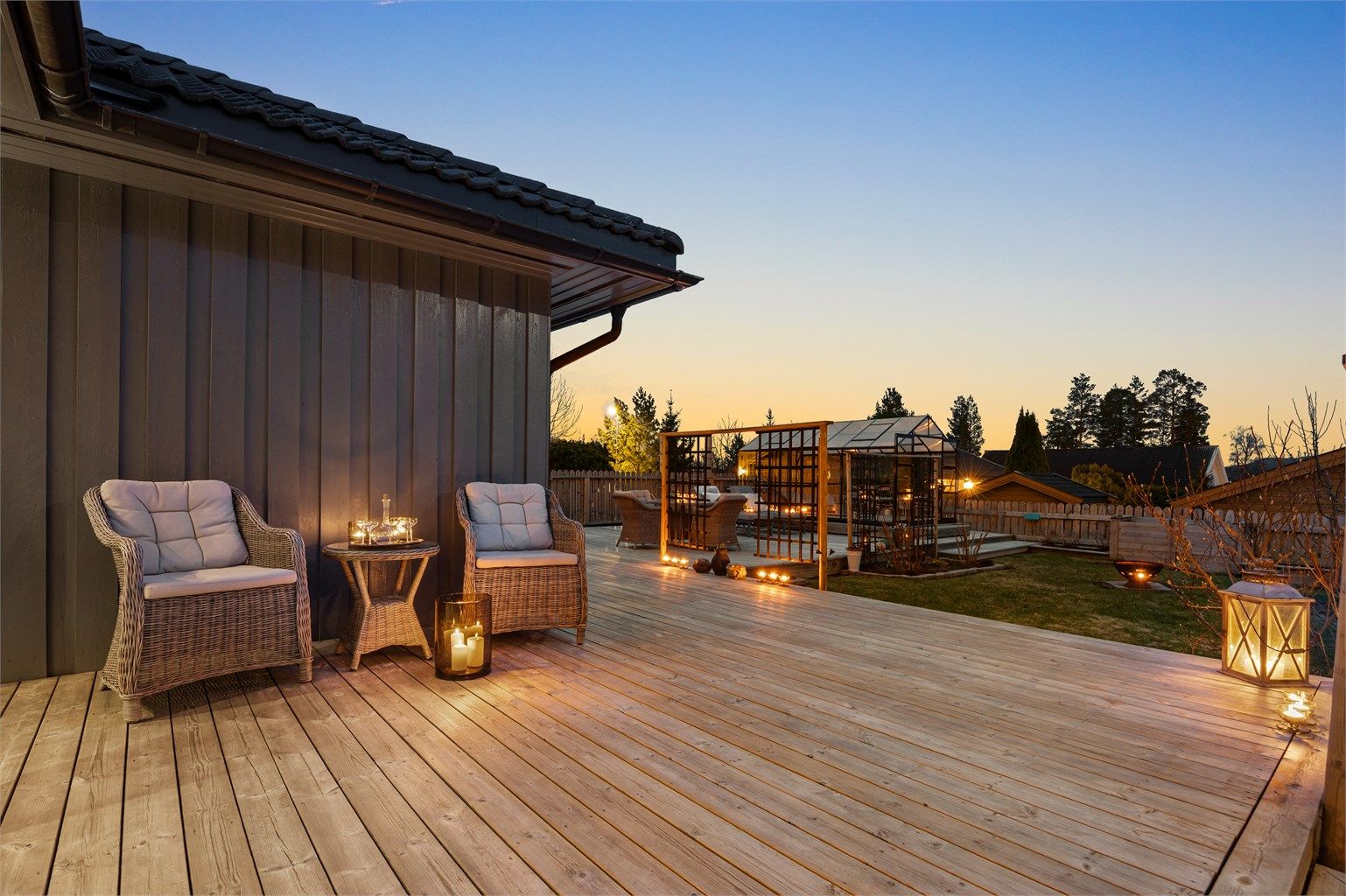 Den store terrassen (ikke byggemeldt) gir mange muligheter for møblering og bruk gjennom hele sommerhalvåret.