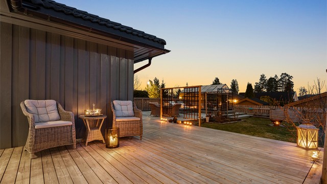 Den store terrassen (ikke byggemeldt) gir mange muligheter for møblering og bruk gjennom hele sommerhalvåret.