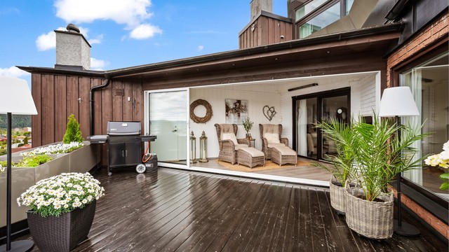 Terrassedekket hviler på en betongkonstruksjon med membran som ble lagt i 2017.