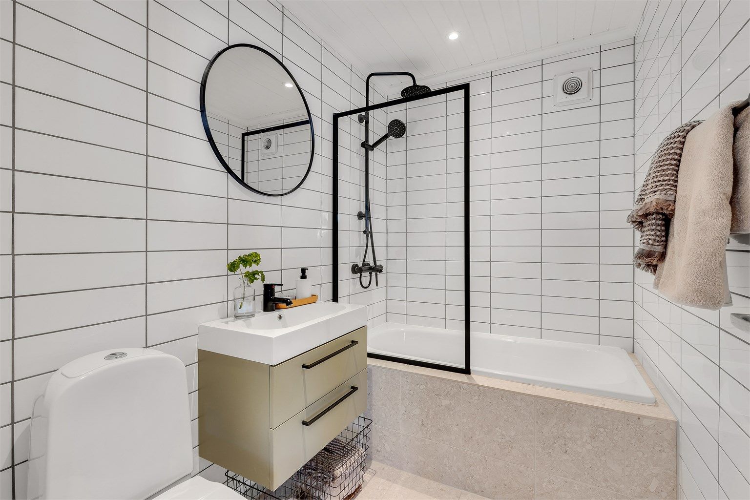 Stilfullt i svart og hvitt. Badet er fra 2012, fliser og varmekabler fra 2020. Sluket er ikke skiftet ved oppgradering av fliser.